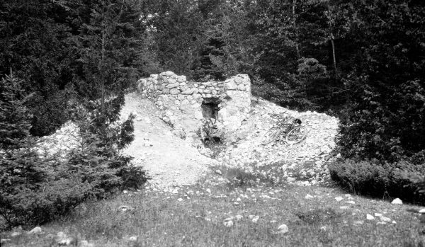 1917 black and white photograph of lime kiln ruins on Mackinac Island