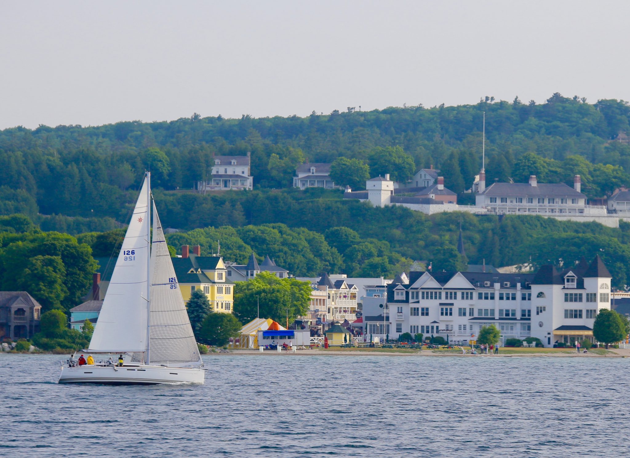 sailboat race from chicago to mackinac island